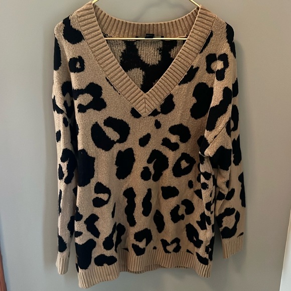 V neck cheetah print sweater - Picture 1 of 5